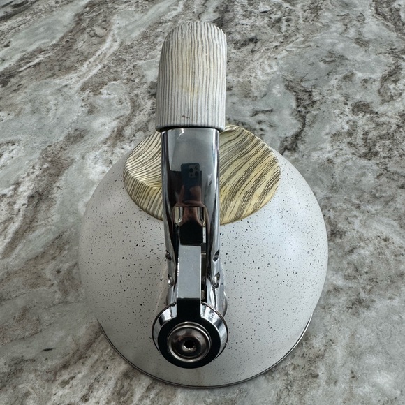 2.5L teapot. Has been used but good condition - Picture 2 of 5